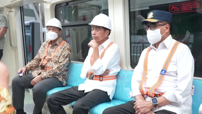 Presiden Jokowi, Luhut B. Pandjaitan dan Budi Karya Sumadi naik LRT Jabodebek beberapa waktu lalu.