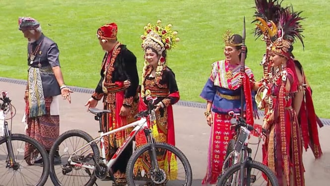 Menteri Keuangan Sri Mulyani Indrawati dapat hadiah sepeda dari Presiden Jokowi.