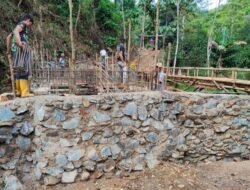 Pembangunan Jembatan Penghubung Antara Kampung Penggeleseran Ke Kampung Rahong ,